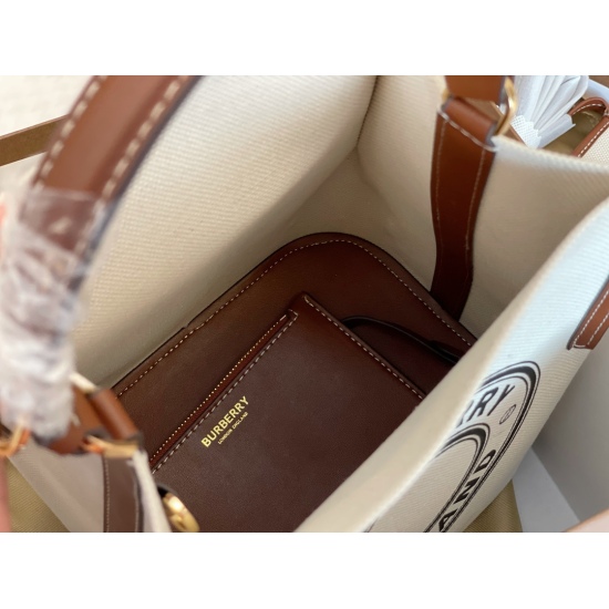 2023.11.17 215 Folding Gift Box Size: 22 * 25cm Bur Canvas Bucket Bag, canvas paired with leather, harmonious like milk and coffee! Can be carried on shoulder or cross body. The detachable change bag allows for easy storage of personal belongings.