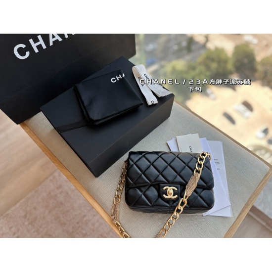 On October 13, 2023, 215 comes with a box size of 21 * 14cm. Xiaoxiangjia 23A tassel thick chain/square chubby back is not greasy! Unique and retro tassel hardware is extremely beautiful~full of texture ✔️