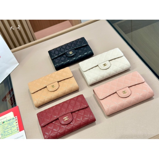 On October 13, 2023, 190 comes with a folding box size of 20 * 14cm. The quality of the Chanel Classic Wealth Bag Woc is very good! The bag has a slot and a hidden bag! Very practical!