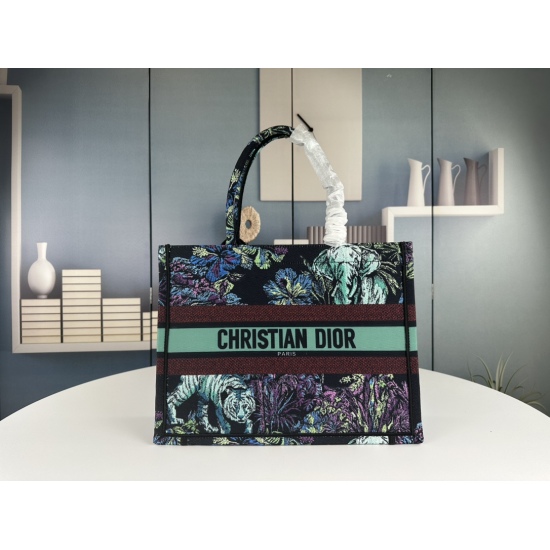 July 10, 2023, Book Dior Counter New Shopping Bag! Counter synchronization update! Star limited edition with the same model! Super stylish! High quality imported fabric! There is no pressure to enter or exit the counter at will! Super large capacity for o