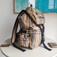 On March 9, 2024, the original P700 Burberry practical backpack was made of Vintage vintage plaid nylon material, featuring an adjustable hiking inspired shoulder strap and waist belt, embellished with the brand logo. 27 x 14 x 41cm