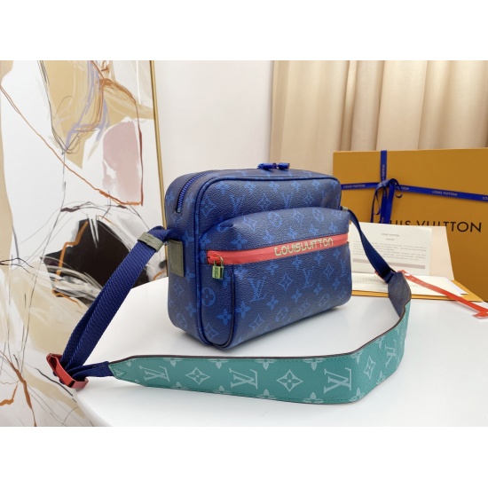 20231125 P480 ❤ Liu Haoran, the same style as the celebrity: MESSENGER small mailman bag M43843, a new Messenger small mailman bag with blue presbyopia, created by Kim Jones, the artistic director of men's clothing. The LV coated canvas material is equipp
