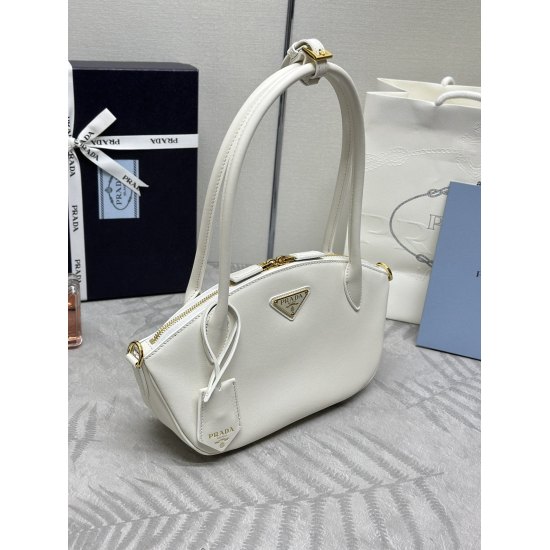 On March 12, 2024, the new P810 model launched 151BA427, featuring a small dumpling bag with a long handle and a SOFT CALF zippered handbag. The elegant geometric lines outline the exquisite silhouette of this handbag, winding and releasing a modern atmos