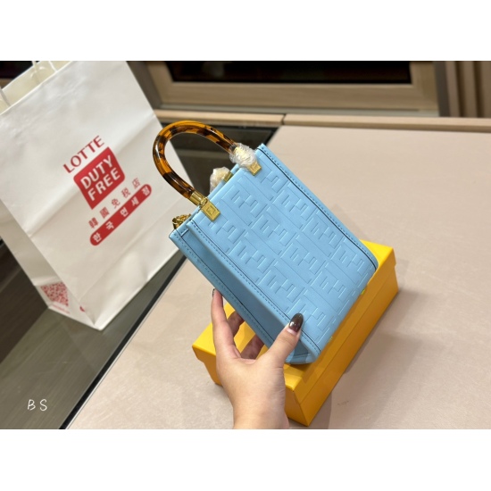 2023.10.26 185 box size: 13.17cm (small) Fendi Fendi Mini Tote This year Fendi is really a big love! Handheld crossbody!