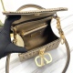 20240316 930 Valentino Spring/Summer 2022 Tote Bag Series~Tote bags are made of natural weaving, pure handmade, and interwoven gaps create a clear and transparent texture, embellished with leather handles, shoulder straps, and gold lock buckles, making th