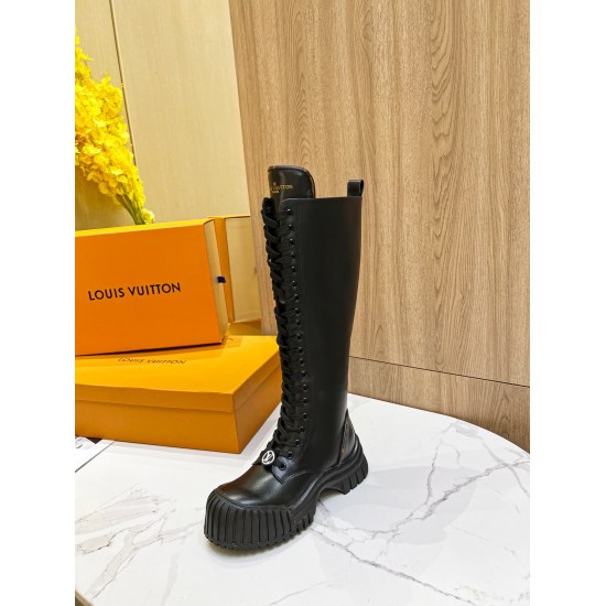 On November 19, 2023, Louis Vuitton's 2022 runway show features a new high-end customized 1:1 replica upper foot for comfort, paired with the Louis Vuitton logo embossed leather label and durable leather outsole. Fabric: 3-color open edge beaded cowhide, 