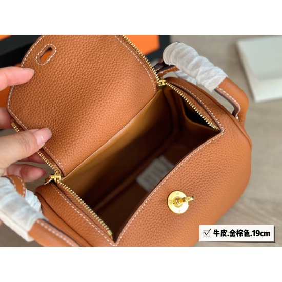 2023.10.29 265 comes with a complete packaging size of 19 * 13cm ⚠️ Head layer cowhide! H mini Lindy: Cross arm handle! A safe and cute little one!