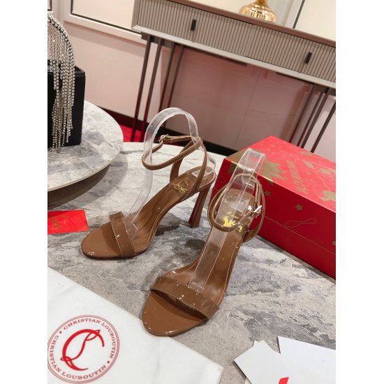 2024.01.17 P340 Banana Heel This eye-catching Condora Queen sandal features a 100mm feather shaped heel, showcasing Maison Christian Louboutin's innovative design and exquisite craftsmanship. This elegant sandal has a delicate strap on the toe and another