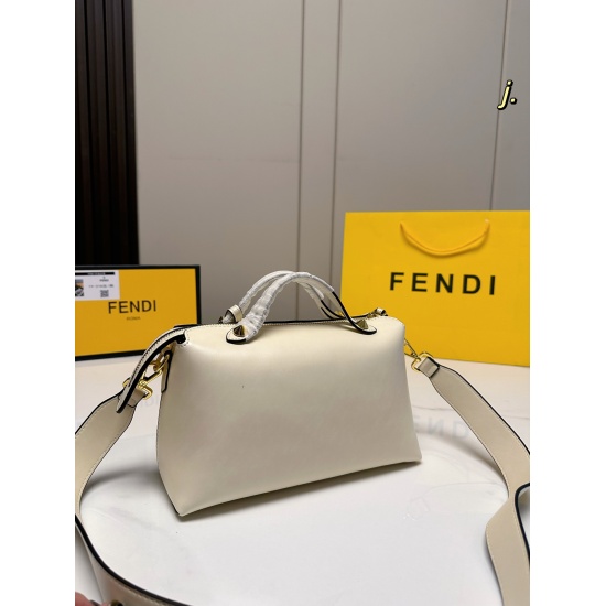 On October 26, 2023, P195 (no box) size: 2717FENDI Fendi by the way Boston bag logo design, the style is minimalist and atmospheric, unbeatable and durable, with a texture that is super portable: one shoulder, both men and women can handle! A must-have fo
