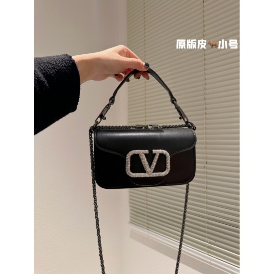 On November 10, 2023, the original cowhide P315 Valentino Valentino counter is a hot and playful item with super personality. Whoever carries the back looks good and cannot hide the foreign charm. The exquisite wiring and color matching are very distincti