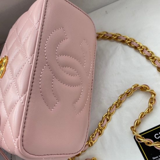On July 20, 2023, the new Chanel23s has a long box of handles in stock, with a layer of cowhide on the top of the oil wax. The handle and chain of the makeup bag are really beautiful, a bit like the feeling of the wire drawing industry; The chain has a st
