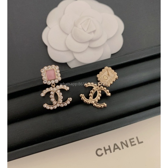 2023.07.23 ch * nel's latest pink crystal earrings are made of consistent Z material