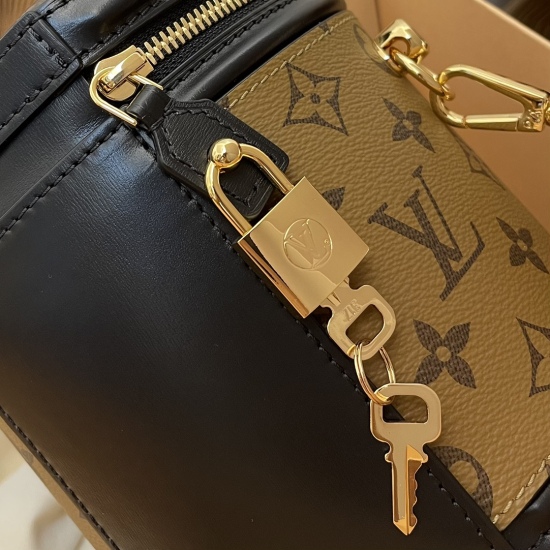 20231125 internal price P560 original order enhancement version [comprehensive quality upgrade] exclusive live shot background image! The M43986 Yellow Flower VANITY handbag draws inspiration from the long-standing LV Cannes makeup box design and women's 