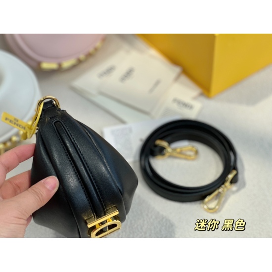 On October 26, 2023, the size of the 220 box is 15.5 * 10cm. The new ultra mini underarm bag with a beautiful design at every angle is simply adorable! 360 degrees without dead corners!! No matter how you carry it, it's beautiful and fashionable（ ⚠️ Can't