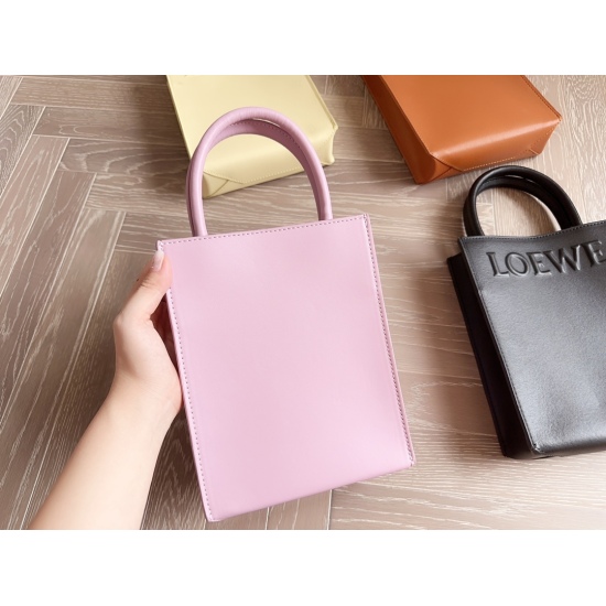 2023.09.03 185 box size 22 18cm loewe shopping bag: A bag that is physically easy to pack and has been carrying on trips recently. Its capacity is very friendly