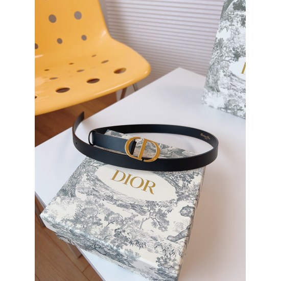On October 14, 2023, the Dior waistband features a retro gold decorative metal CD buckle, which is slim in style and can be paired with skirts, pants, or dresses to enhance the body shape. Belt width: 2.0cm,