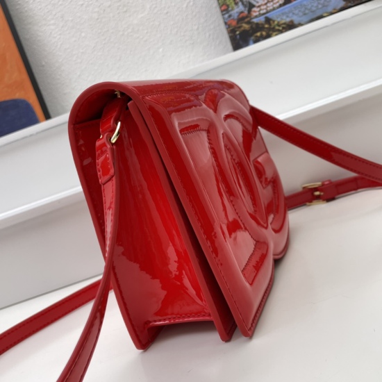 20240319 batch 550 matching box, patent leather, latest crossbody bag [Dolce&Gabbana] imported cowhide, DG always emits heat and light every time it is displayed ✨ The highlights always make people love them, regardless of their hands. The outstanding col