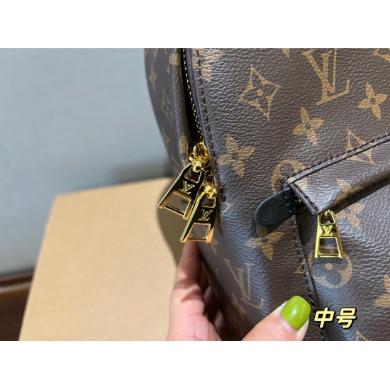 2023.10.1 205 Box size: 22 * 29cmL Home Backpack (Medium) Classic, Practical, and Versatile! ⚠️ Pair flowers with cowhide! The pulling sensation is super smooth! Search Lv Backpack