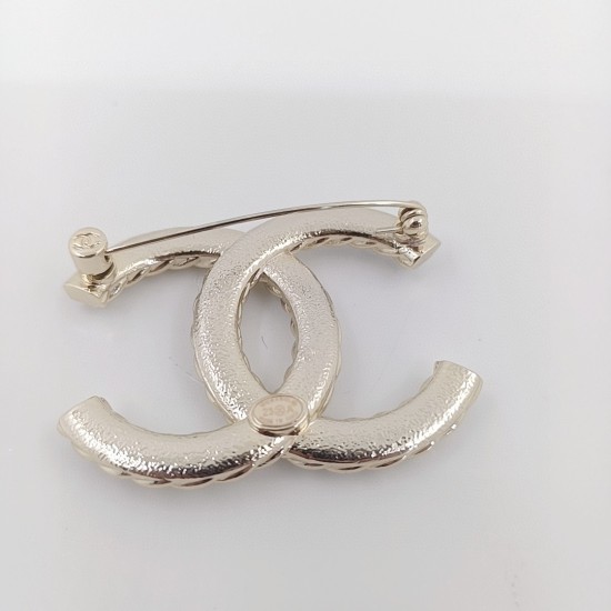 20240413 p65 Ch@nel23A Pearl studded brooch