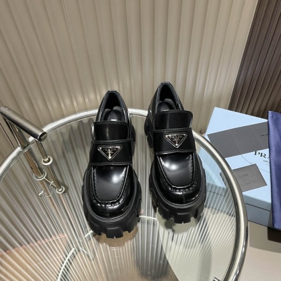 2024.01.05 High version 260 Top version 300 Top version! Purchasing level! PRADA 2021 Classic Walk Show New Product Metal Triangle Logo Style Never Outdated! The futuristic and high-end appearance of the new series is quite stunning, with a thick bottom t