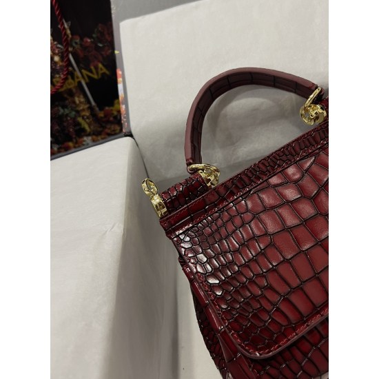 20240319 batch 490 top original Dolce Gabbana imported cowhide+crocodile pattern, every display always emits heat and light ✨ The highlights are always loved by people, and the color is always outstanding. The selection of materials gives people a strong 