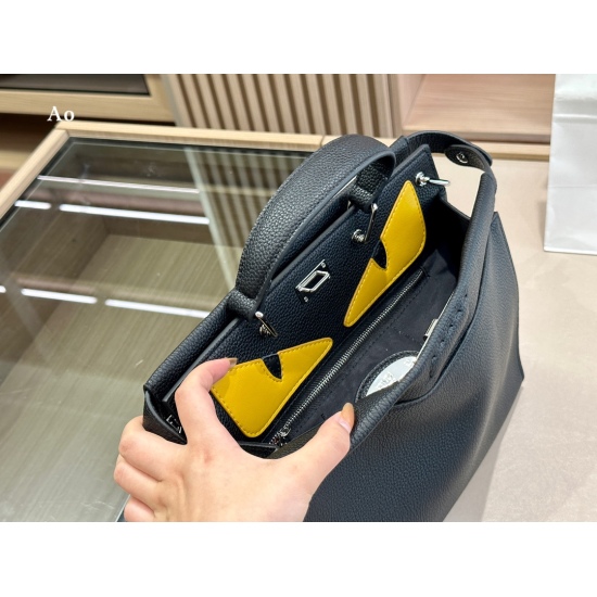 2023.10.26 245 240 Size: 36 * 30cm 30 * 26cm Fendi Men's Platinum Bag 23ss Soft Leather Series Two compartments One side zipper/One side hook!! The cute and mischievous little monster of Ninzang!