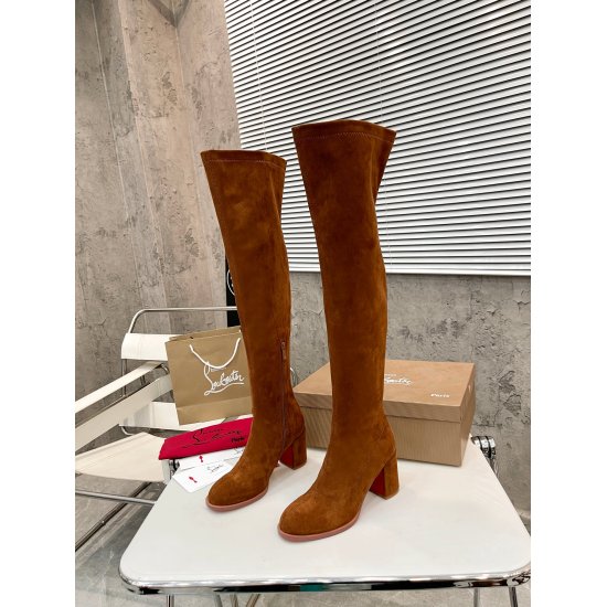 20240403 P345 yuan: Christian Louboutin (CL) will launch a new heavyweight thick heel elastic ankle boot in 2023, which is classic and exquisite, with smooth and delicate lines. Comes with a 70mm square heel. The barrel height is 22 inches. ✅ Fabric: Elas