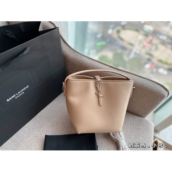 2023.10.18 225 155 (with box) size: Bottom width 17 * 20cm (small) Bottom width 20 * 25cm (large) YSL Saint Laurent | Le37 Mini bucket bag, don't be too cute and spicy!!!! It can be carried by hand or pulled by hand, and there is also a shoulder strap tha