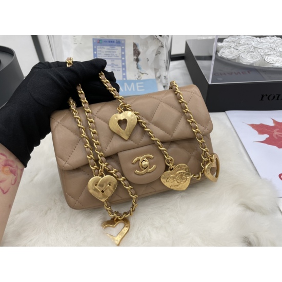 880 AS3456 Chanel 22B best-selling model explodes with new CF matching metal heart pendant. Peach heart very vintage pendant on the chain. 5 heart pendants are exquisite and composite, and the texture is also very good and eye-catching. Size: 12 * 19 * 7c