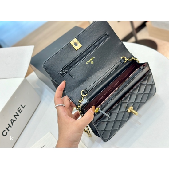 On October 13, 2023, 200 comes with a folding box and an airplane box size of 19 * 12cm. The Chanel Golden Ball Wealth Bag woc quality is very good! The bag has a slot and a hidden bag! Very practical!