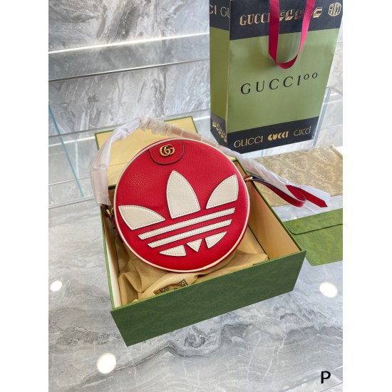 2023.10.03 p180 Vintage College Athletic Style | Gucci x Adidas Co branded Collection This collection is inspired by the style of the college style. Presented in vintage colors and a sports club uniform style, this collection combines classic Gucci webbin