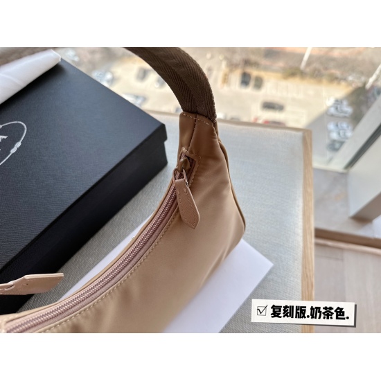 2023.11.06 140 matching box (Korean order) size: 22 * 13cmprad hobo nylon underarm bag, seeing the actual product is truly perfect! packing ✔ The design is super convenient and comfortable! The upper body has a full sense of atmosphere, and it's very styl
