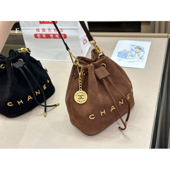 2023.10.13 285 full leather size: 20 * 21cm Chanel 2023 bucket bag with shoulder strap matching details