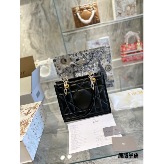 2023.10.07 p315dior 22 Autumn/Winter Women's Bag Tengge tote Commuter Bag Duo Essential Handbag Similar to a smaller Chanel gst, but much lighter than gst. As a commuting bag, it is indeed very practical. Large capacity, black satin cowhide Tengge pattern