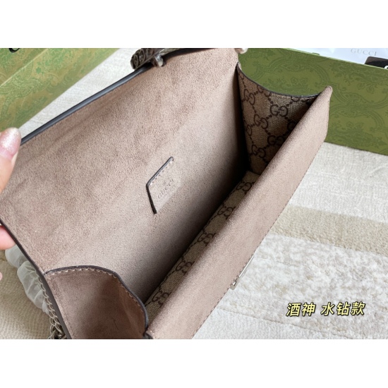 2023.10.03 260 (folding box ➕ Aircraft box size: 25 * 14cm [upgraded version] GG's latest Bacchus bag is slightly smaller than the large size and slightly larger than the previous small size. Classic vintage leather paired with Swallow crystals, super bli