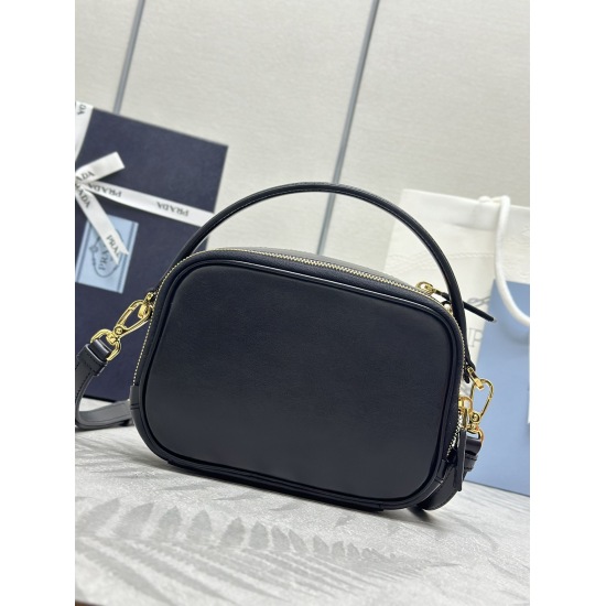 On March 12, 2024, the original 830 special grade 950 new 1BH203 camera bag, this mini handbag is made of calf leather and inner sheepskin to inject vitality. Featuring a multifunctional structured design, it can be carried by hand or with detachable shou