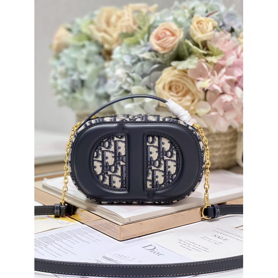 20231126 780 [Dior] New Signature Elliptical Camera Bag, this CD Signature Elliptical Camera Bag is a new addition to the autumn 2023 ready to wear collection, presented by Maria Grazia Chiuri, integrating practical design with Dior's modern spirit. Craft