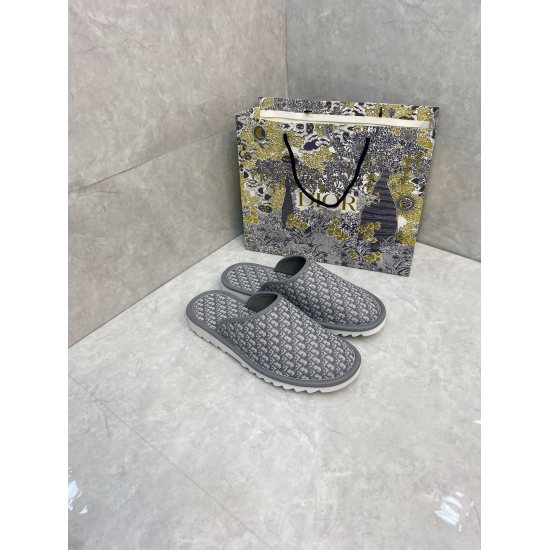 20240403 P210 DIOR ALIAS New Sandals Slippers Dior Alias Sandals is a new product for the summer of 2023, a leisurely and exquisite piece of work. This style is made of Dior Oblique jacquard in beige and gray, showcasing classic design elements. This sand