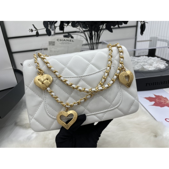 910 AS3457 Chanel 22B Hot selling model explodes with new CF matching metal heart pendant. Peach heart very vintage pendant on the chain. 5 heart pendants are exquisite and composite, and the texture is also very good and eye-catching. Size: 14 * 20 * 8cm
