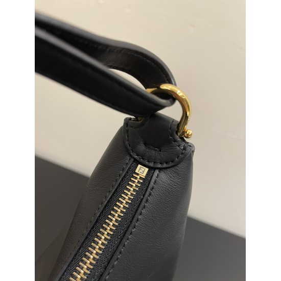 2024/03/07 Original Order 850 Special Grade 970 Small Black Shipment ✔ FEND1praphy underarm bag features a crescent shaped design, adorned with a classic metal logo [FEND1] at the bottom of the bag. The outline of the bag is very close to the body's lines