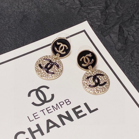 2023.07.11  Chanel Small Fragrance Minimalist Style Earrings This earring is really super beautiful. It looks simple in design, but the wearing effect is amazing. Even small earlobes like mine look great. The brass material on the ear is super elegant and