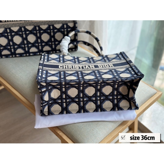 2023.10.07 250 220 230size: 26.5 * 21cm 36 * 28cm 41 * 35cmD Home Tote Shopping Bag CDBooknote23 Latest Shopping Bag 3D Embroidery Non Regular Goods Free of Same Color Scarves! Search for dior tote tote