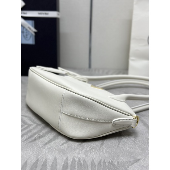 On March 12, 2024, the new P810 model launched 151BA427, featuring a small dumpling bag with a long handle and a SOFT CALF zippered handbag. The elegant geometric lines outline the exquisite silhouette of this handbag, winding and releasing a modern atmos