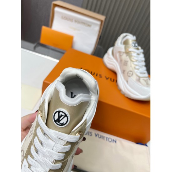 On November 17, 2024, the official website counter made the LV Louis Vuitton Run 55 sports shoes in a 1:1 ratio. The shoes are made of technological materials such as mesh fabric, rubber, and adhesive, paired with cowhide leather, exuding a sporty style t