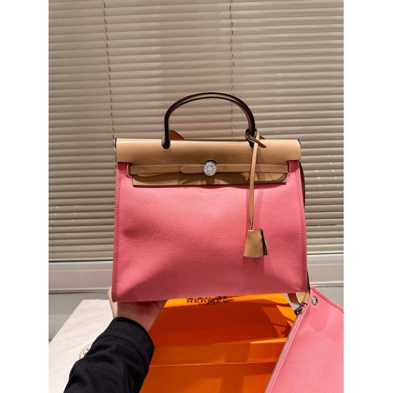 On October 29, 2023, P250 Hermes Herbag is very beloved. Herbag is very practical for daily work, with simple files, iPads, and books available. The concave shape is still very attractive, and the more you look, the more you like it. It will look great wh