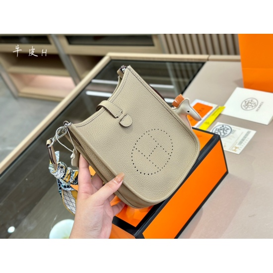 2023.10.29 215 Folding Gift Box Scarf Pony Size: 19 * 17cm Evelyn Mini Exclusive Customized Version Hermes Imported Leather Embroidery ✔️ Not a regular version on the market, absolute cost-effectiveness, super high, compact, lightweight, and sufficient ca