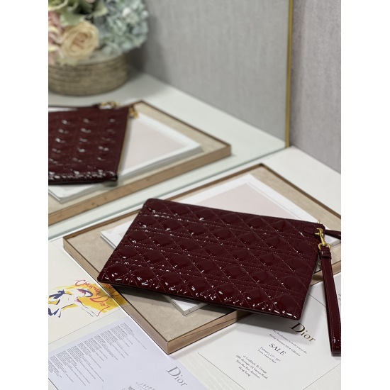 20231126 Lacquer Leather 660 [Dior Dior] New Dior Caro Daily Handbag, an elegant and practical item! Crafted with imported patent leather and adorned with iconic rattan patterned stitching, the front is embellished with the 