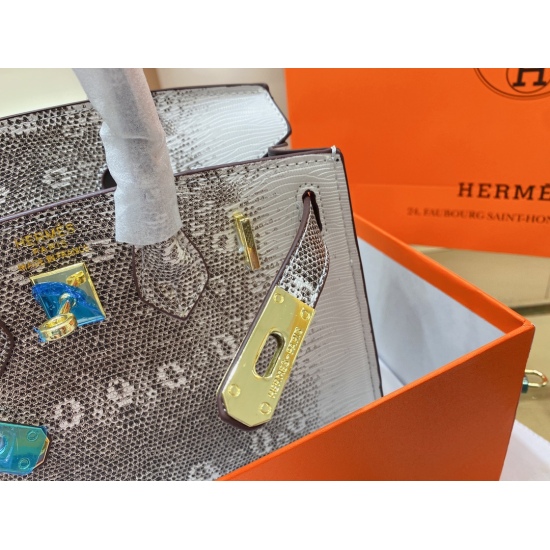 On October 29, 2023, the P210 special cabinet gift box is a gift for Hermes Platinum Bag, a small horse scarf. For fans of H family, this bag must be kept. The Himalayan lizard skin looks good and high-end, but it is also very fashionable. It is practical