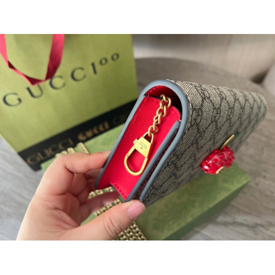 On March 3, 2023, with a box size of 20 * 13cm, the cute and compact customized version of the Little Cherry GG Cherry Chain Bag is particularly popular every summer!