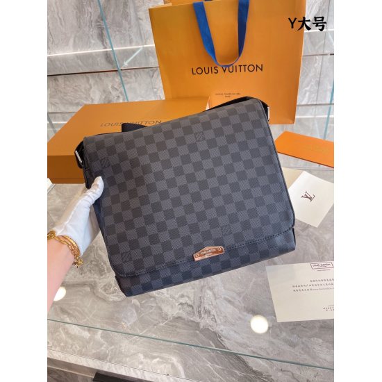 2023.10.1 LV2022 New Men's Bag Recommendation P220/210 Men's Bag Recommendation: reverse eclipse Christopher, camouflage nylon soft trunk, utility messenger bag. Visually, I think the popular model is more minimalist and trendy than the women's model. Gir